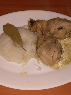 Una foto de Pollo al eneldo con arroz