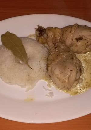 Una foto de Pollo al eneldo con arroz