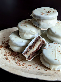 Una foto de Alfajores bañados en chocolate