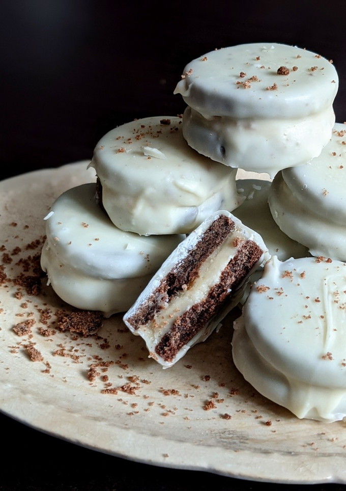 Una foto de Alfajores bañados en chocolate