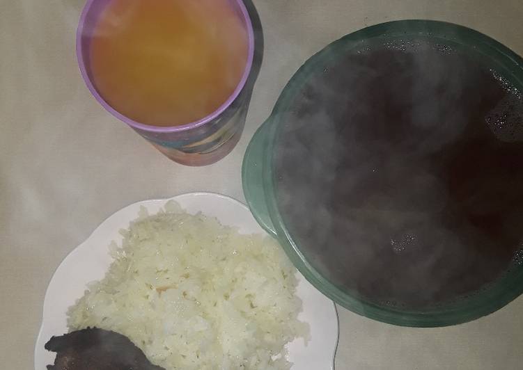 Sopa de frijoles, arroz, con carne y jugo de piña natural