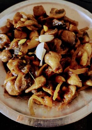 গার্লিক মাশরুম (garlic mushroom recipe in Bengali) রেসিপির প্রধান ছবি
