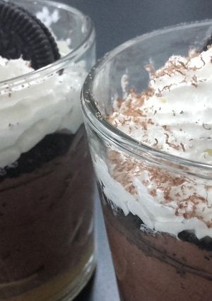 Una foto de Postre fácil con dulce de leche, crema, mousse y oreos😉