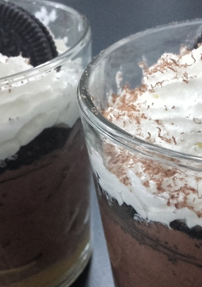 Una foto de Postre fácil con dulce de leche, crema, mousse y oreos😉
