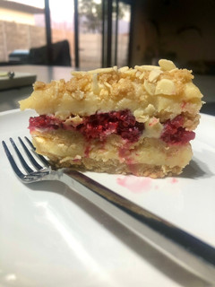 Una foto de Torta caluga frambuesa y almendra
