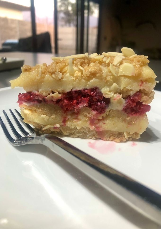 Una foto de Torta caluga frambuesa y almendra