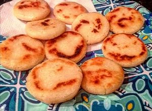 Una foto de Arepa con queso mozzarella 🧀