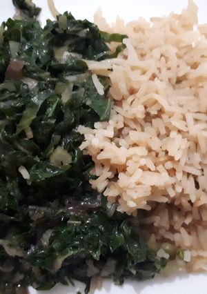 A picture of Rice served with spinach.