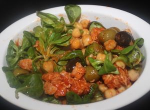 Una foto de Ensalada de garbanzos con atún y canónigos