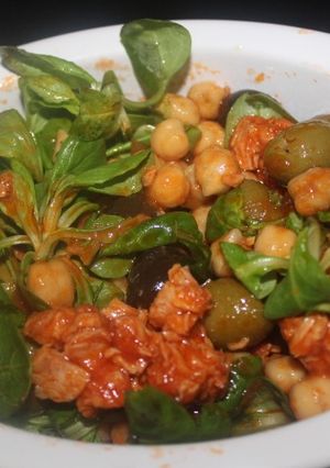 Una foto de Ensalada de garbanzos con atún y canónigos