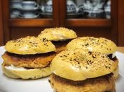 Una foto de bagels de atún