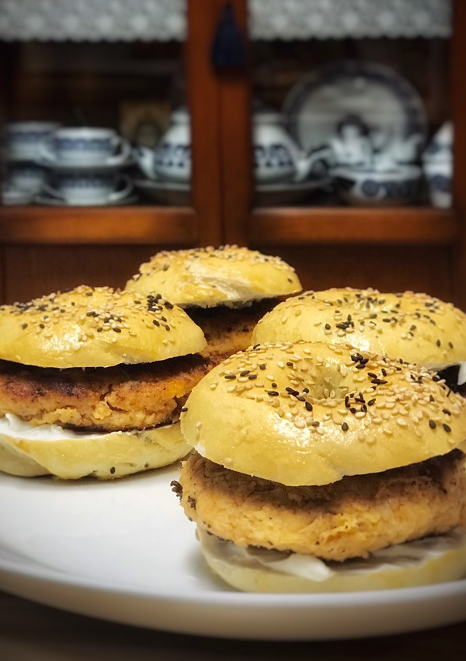 Una foto de Hamburguesas de atún caseras con bagels caseros