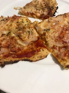 Una foto de Pizza con base de coliflor