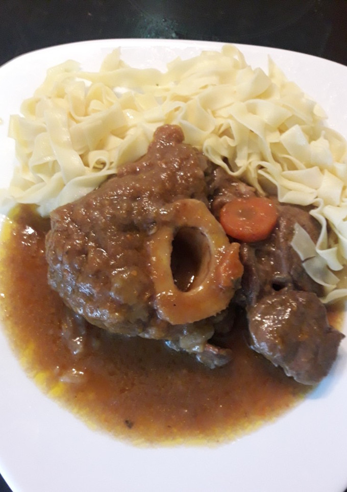Una foto de Osobuco con pasta fresca