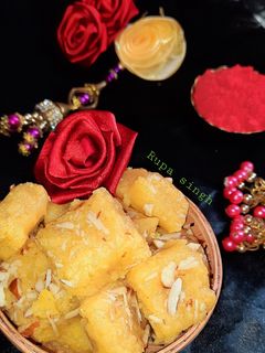 चावल के आटे का मैसूर पाक(chawal ke aate ka mysore pak recipe in hindi) रेसिपी मुख्य फोटो