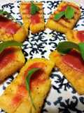Torradinhas de polenta com passata e rúcula no grill