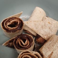 A picture of Chocolate cinnamon rolls made with tortilla wrap. Airfyer.