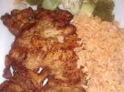 Una foto de muslos de pollo niños