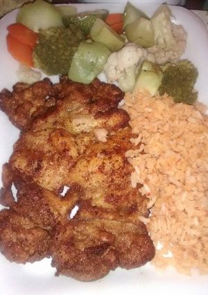 Una foto de Milanesa de pierna y muslo de pollo con vegetales al vapor
