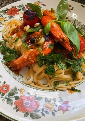 Une photo de 🍃Spaghetti 🍝 gambas 🦐sauce🌶️🧄arrabiata 🦞