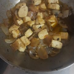 A picture of Paneer with Onion.
