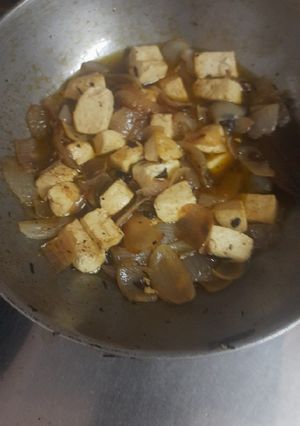 A picture of Paneer with Onion.
