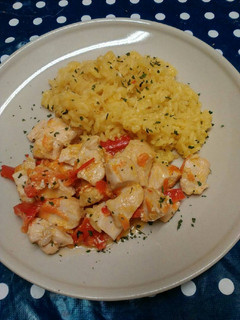 Una foto de Pechugas de pollo con arroz a la cúrcuma
