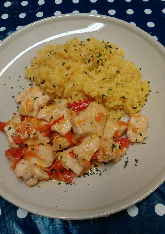 Una foto de Pechugas de pollo con arroz a la cúrcuma