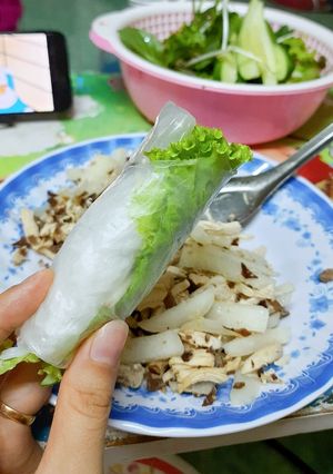 Hình của món Đổi vị với bánh tráng cuốn chấm mắm me chua ngọt.