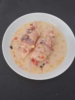 Una foto de Milanesa de pechuga de pollo con crema de elote 