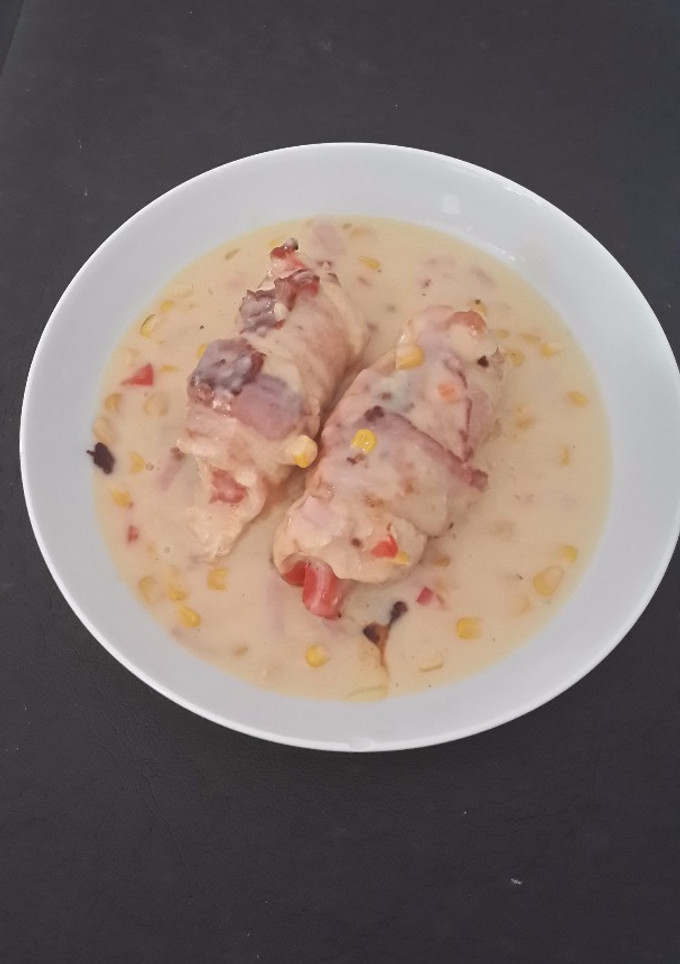 Una foto de Milanesa de pechuga de pollo con crema de elote 