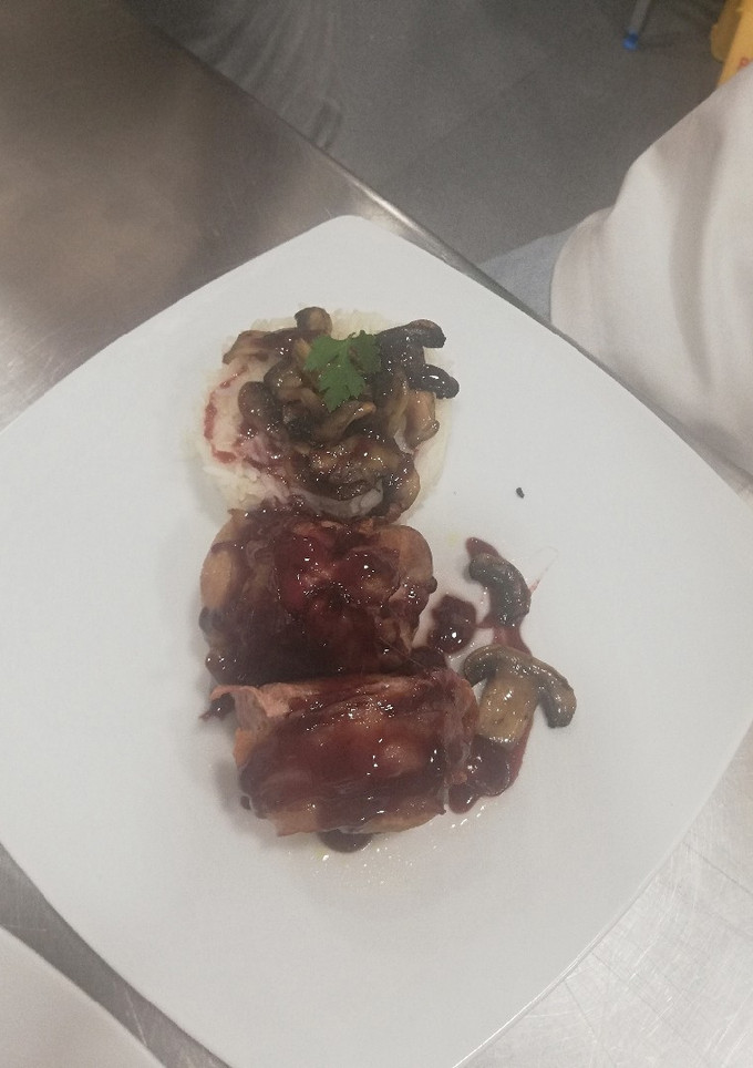 Una foto de Arroz basmati con solomillo albardado en reducción de vino