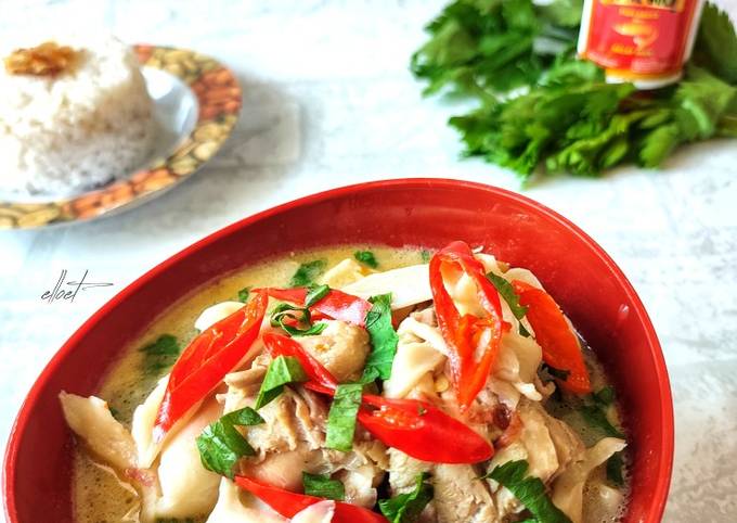 Tom Kha Gai (Thai Coconut Chicken Soup)