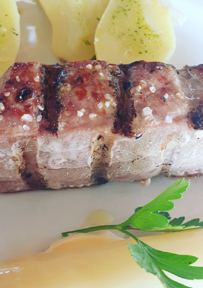 Una foto de Taco de atún en brasas con barbacoa lotus grill