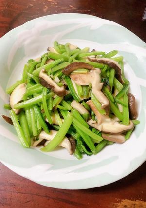 鮮菇菠菜梗 的食譜成品照片