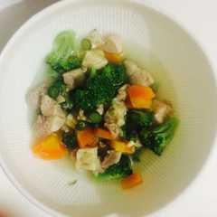 รูปของ Sop brokoli tempe ayam wortel kacang panjang Mpasi+