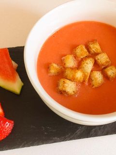 Una foto de Gazpacho de fresas y sandía