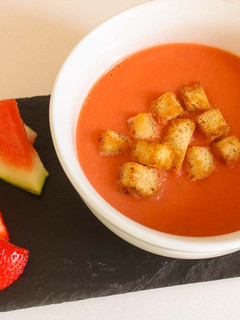 Una foto de Gazpacho de fresas y sandía