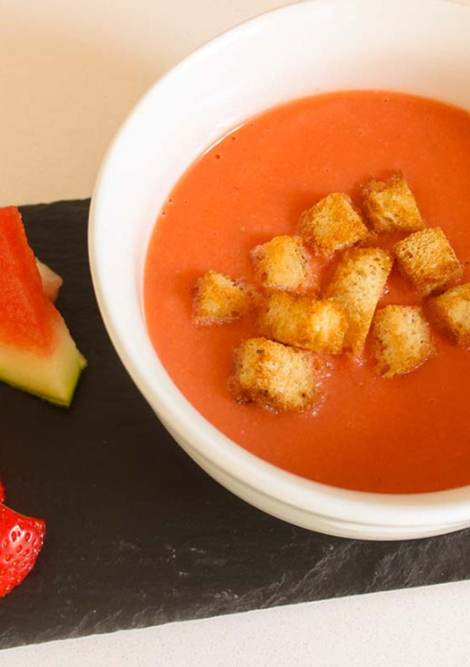 Una foto de Gazpacho de fresas y sandía