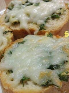 صورة لوصفة خبز بالثوم وجبنة الموزريلا