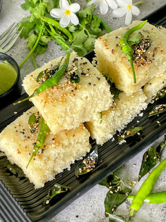 सूजी ढोकला (sooji dhokla recipe in Hindi) रेसिपी मुख्य फोटो