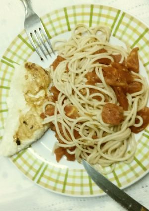 Una foto de Fideos con tomates