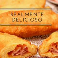 Una foto de Pastelitos de harina con jamón y queso cheddar