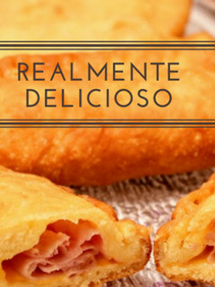 Una foto de Pastelitos de harina con jamón y queso cheddar