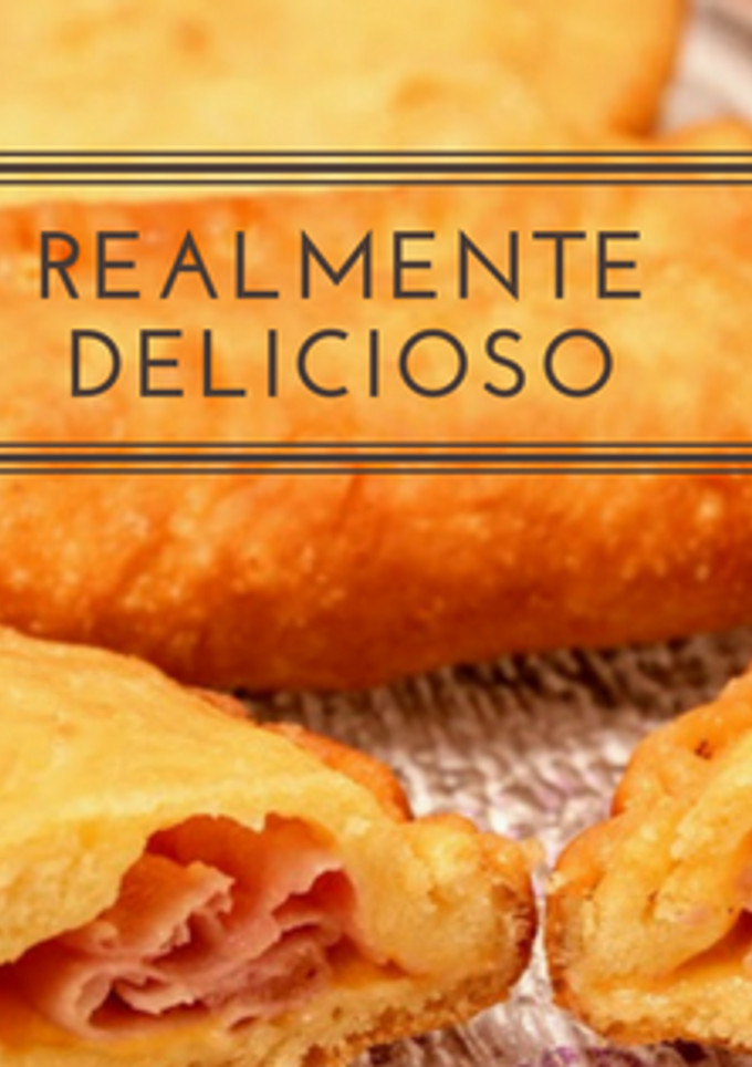 Una foto de Pastelitos de harina con jamón y queso cheddar