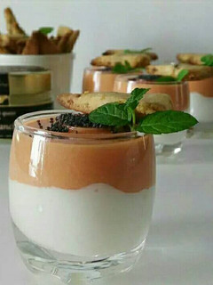 Foto principal de Chupitos de crema de queso curado con salmorejo y sablés crujientes de anchoa (con y sin Tmx)