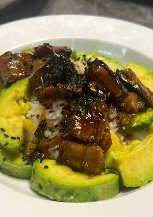 Hình của món Cơm lươn xốt Teriyaki mật ong với bơ và vừng đen.