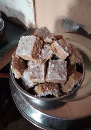 गुड़ आटे की चक्की(Gud aate ki chikki recipe in Hindi) रेसिपी मुख्य फोटो