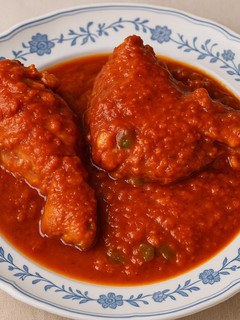 Una foto de Pollo con tomate 🍅 🐓