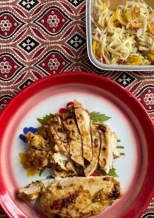 รูปของ ไก่ย่างหมักอย่างแขก แกล้ม ยำมะม่วงมะอึกแบบไทยๆ🌶️🍋 (Chettinad Chicken with Spicy Mango Salad)
